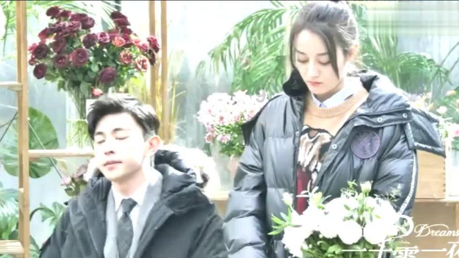 沙滩游玩的女孩们